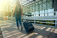 Mujer extranjera con maleta en aeropuerto camino a regularizar su situación en España