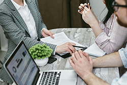 Abogados expertos en IRPH en Málaga asesorando a clientes sobre hipotecas.